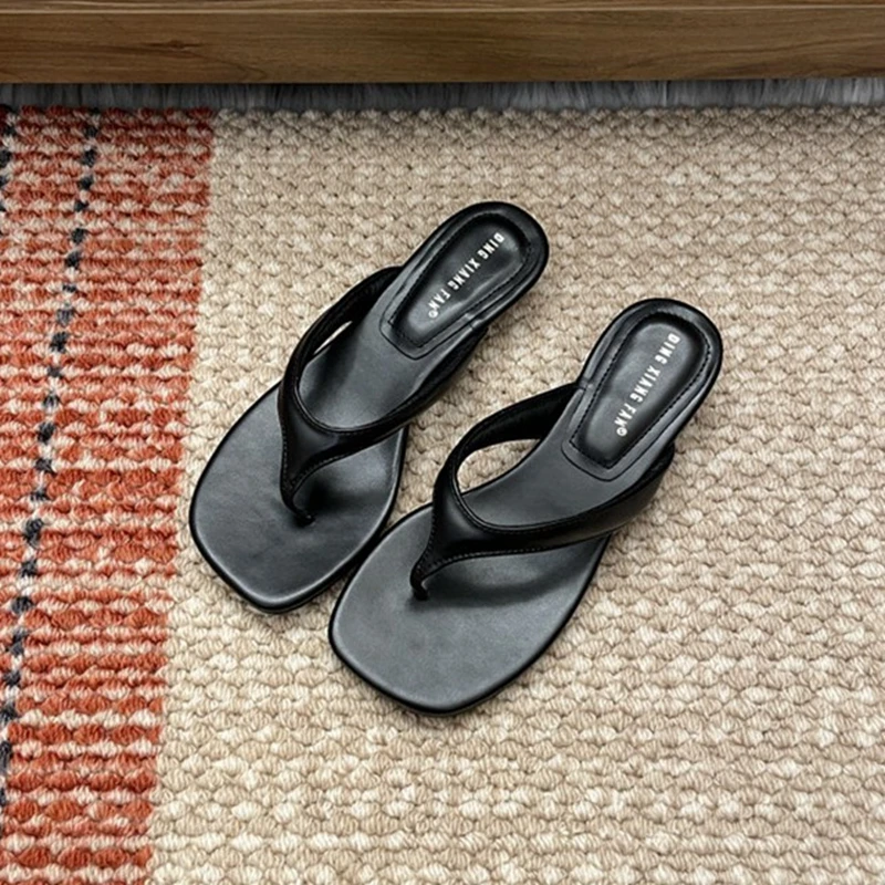 Outdoor Wear Women Flip Flops 2026 New Fashion Low Wedges Heels Retro Narrow Strap Thong Women Sandals Black Simple Versatile
Outdoor Wear Women Flip Flops 2026 New Fashion Low Wedges Heels Retro Narrow Strap Thong Women Sandals Black Simple Versatile