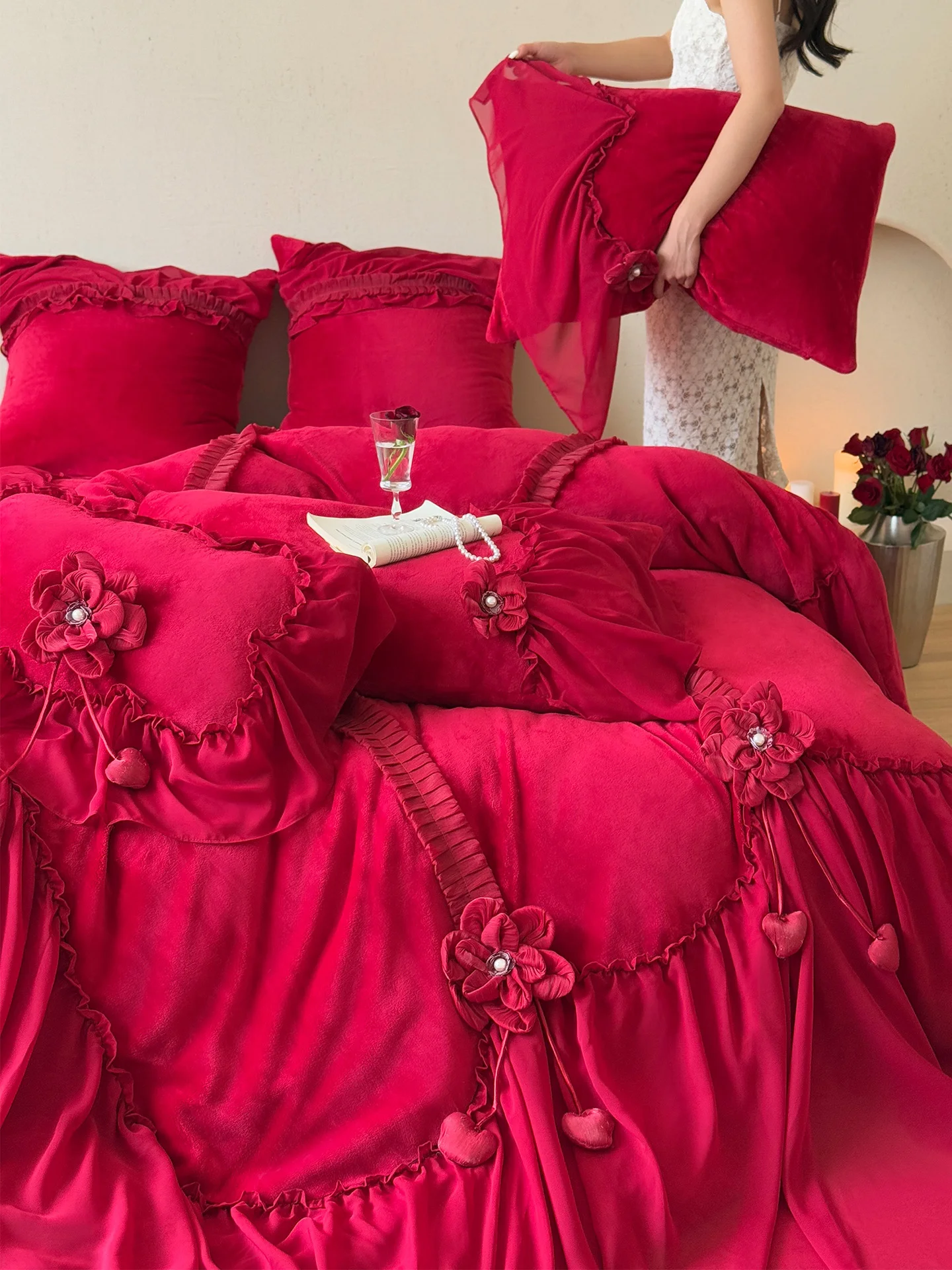 Romantic Wedding Milk Velvet Four-Piece Bedding Set Warm Flannel Shantung Lace Coverlet Cotton Quilt Handmade Satin Weaving
Romantic Wedding Milk Velvet Four-Piece Bedding Set Warm Flannel Shantung Lace Coverlet Cotton Quilt Handmade Satin Weaving