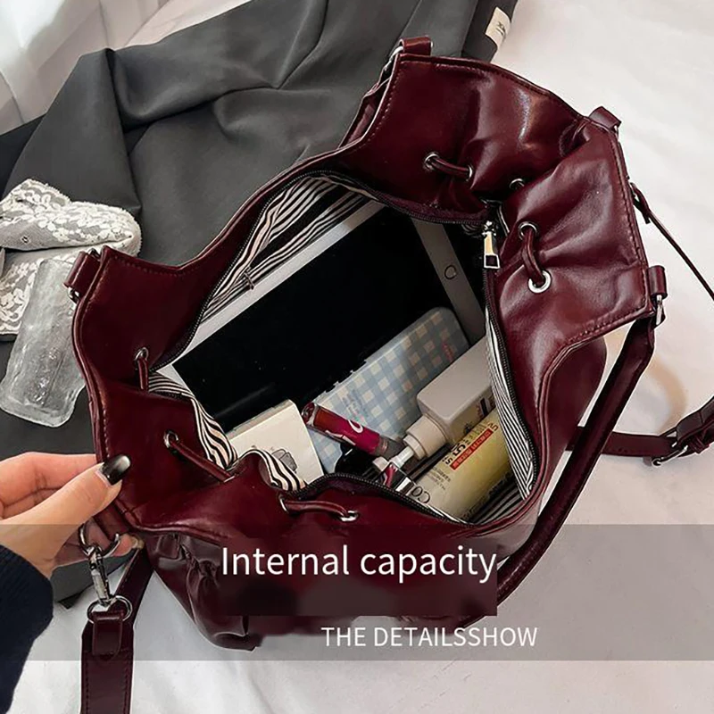 Cross Border Oil Wax Leather Tote Bag for Women 2026 New Large Capacity Retro Casual Light Single Shoulder Crossbody Bag
Cross Border Oil Wax Leather Tote Bag for Women 2026 New Large Capacity Retro Casual Light Single Shoulder Crossbody Bag