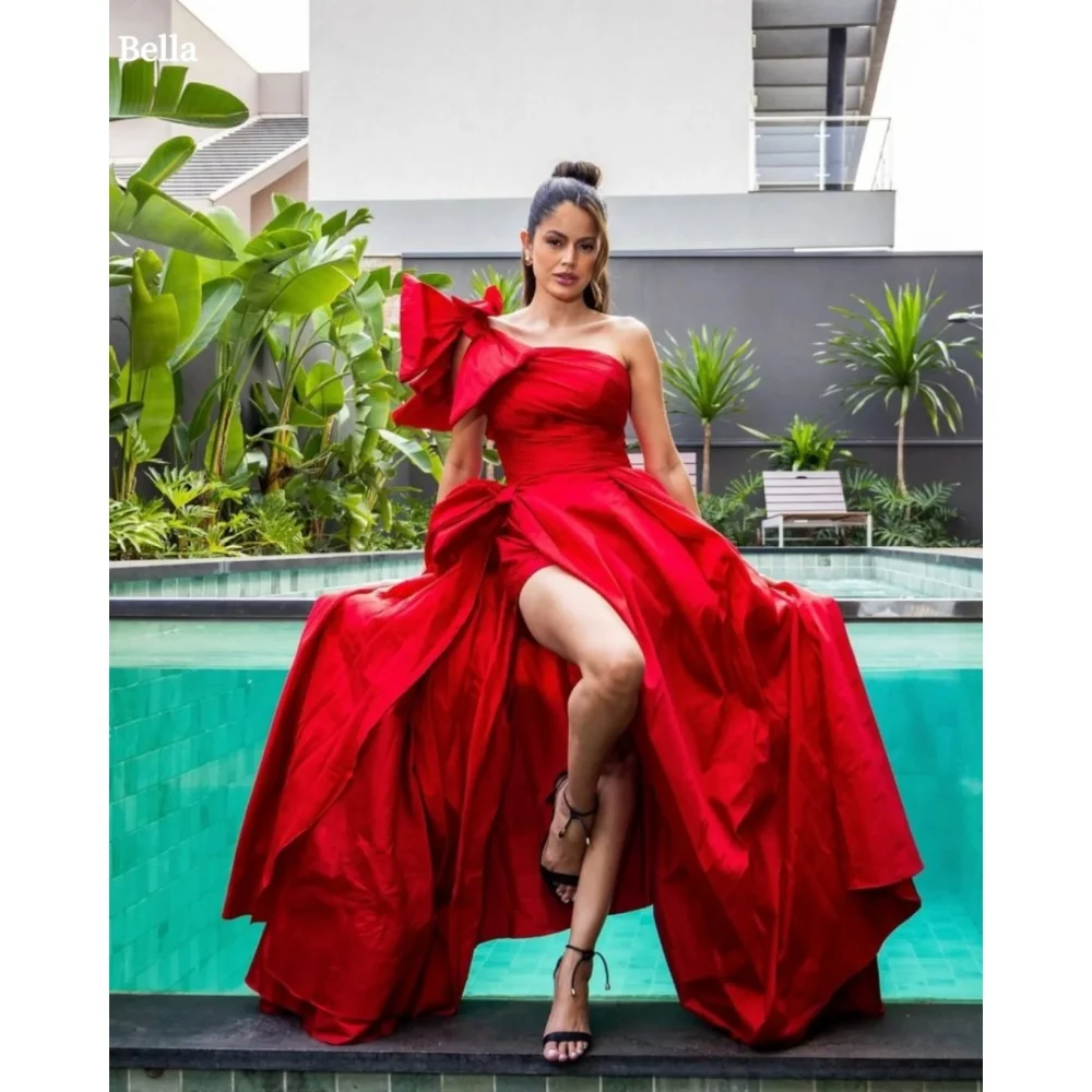 Bella Customized Red Bow Slanted Shoulders robes de soirée Side Slit A-line Strapless Party Dresses Satin Backless Prom Dress
Bella Customized Red Bow Slanted Shoulders robes de soirée Side Slit A-line Strapless Party Dresses Satin Backless Prom Dress