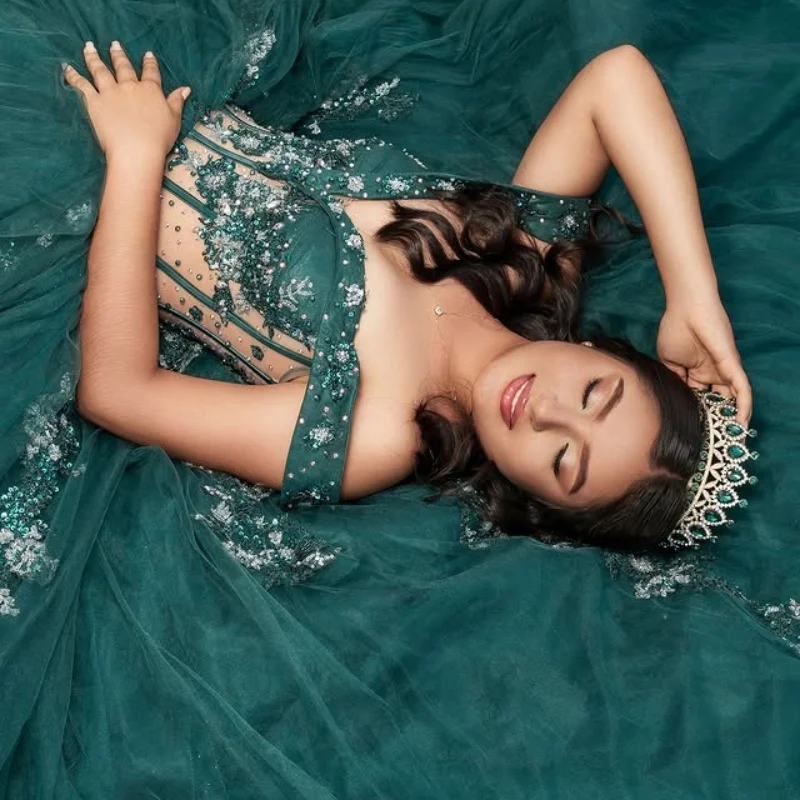 Темно-зеленое платье Quinceanera с открытыми плечами, кружевное многослойное платье с кристаллами и цветком, тюлевые платья de 15, Quinceanera  Индивидуальный 
Темно-зеленое платье Quinceanera с открытыми плечами, кружевное многослойное платье с кристаллами и цветком, тюлевые платья de 15, Quinceanera  Индивидуальный