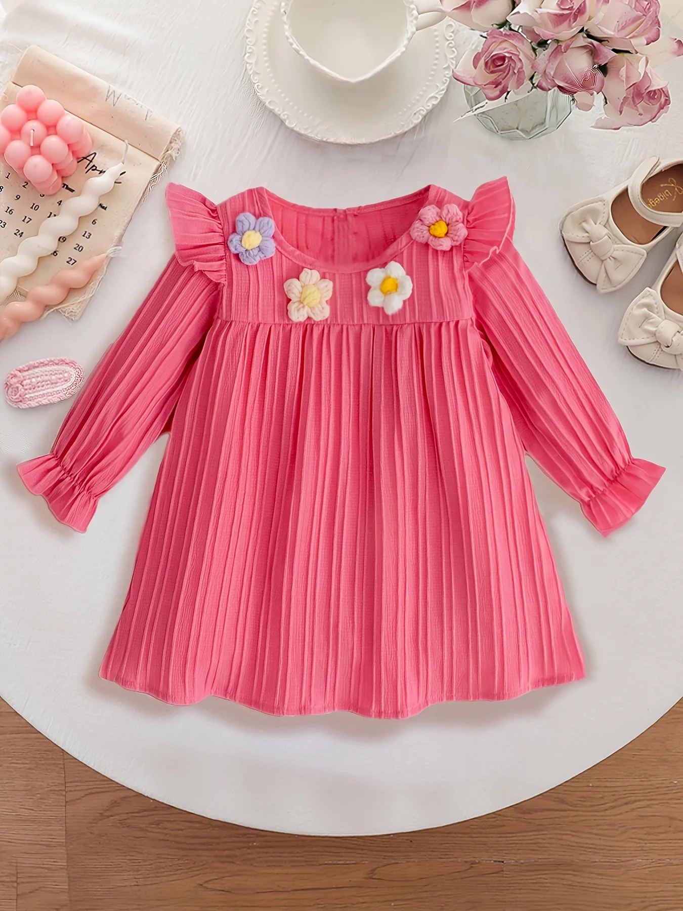Pink ruffled long-sleeved dress for baby girl in spring and autumn, with three-dimensional flowers, fashionable and cute
Pink ruffled long-sleeved dress for baby girl in spring and autumn, with three-dimensional flowers, fashionable and cute