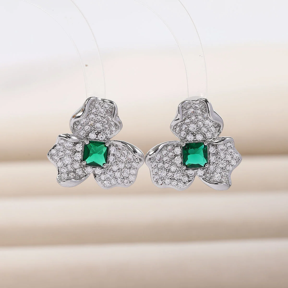925 Silver Needle Flower Shape Emerald Green CZ Stud Earrings, Sparkling Luxury Statement Jewelry for Women
925 Silver Needle Flower Shape Emerald Green CZ Stud Earrings, Sparkling Luxury Statement Jewelry for Women