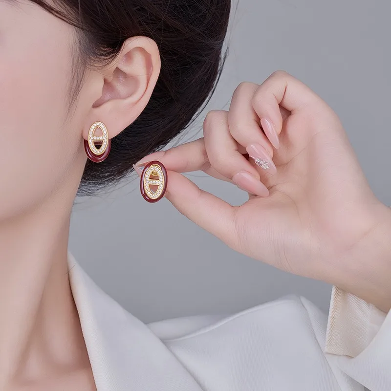 Новые серьги-гвоздики Ankola красного цвета с легкой инкрустацией цирконом, серьги «свиной нос», легкая роскошь и высокое качество, дизайн с двумя способами ношения
Новые серьги-гвоздики Ankola красного цвета с легкой инкрустацией цирконом, серьги «свиной нос», легкая роскошь и высокое качество, дизайн с двумя способами ношения