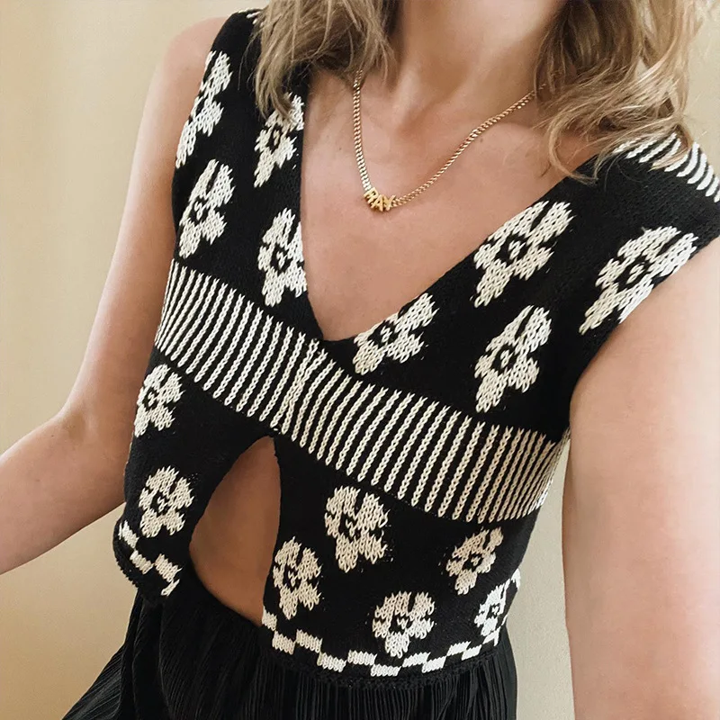 Flower Jacquard Tank Top Women 2024 Spring Summer New V-neck Sleeveless Cropped Tops Female Streetwear Fashion Knitted Camisole
Flower Jacquard Tank Top Women 2024 Spring Summer New V-neck Sleeveless Cropped Tops Female Streetwear Fashion Knitted Camisole