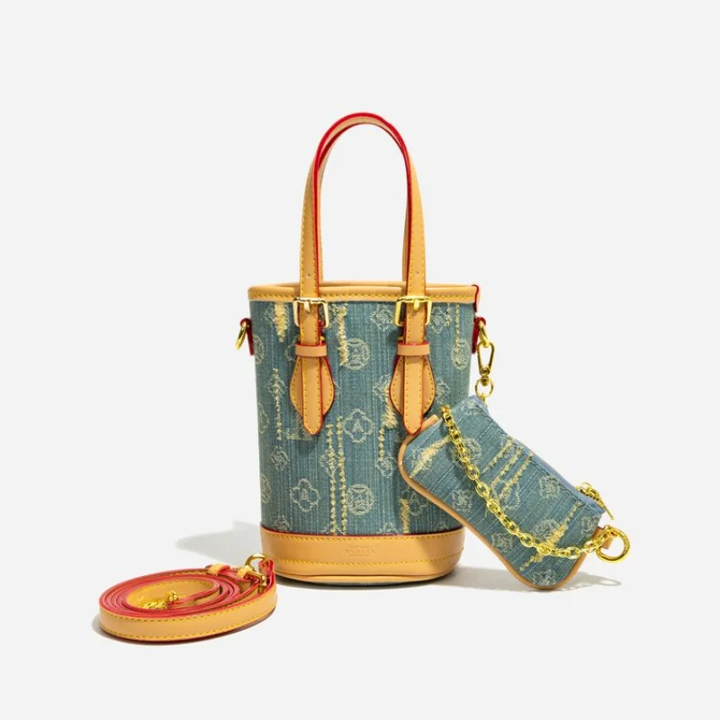 Trendy Casual Commuter Bag For Women Featuring Solid Color Design And Unique Letter Logo Style
Trendy Casual Commuter Bag For Women Featuring Solid Color Design And Unique Letter Logo Style