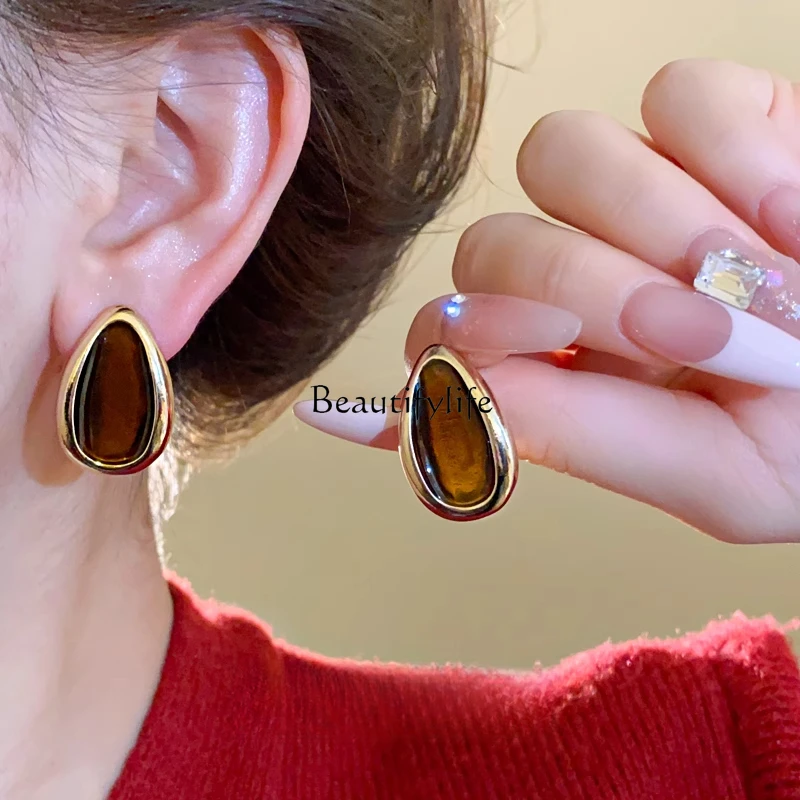 Retro coffee water drop stud earrings light luxury high-end temperament niche unique earrings 2025 new
Retro coffee water drop stud earrings light luxury high-end temperament niche unique earrings 2025 new