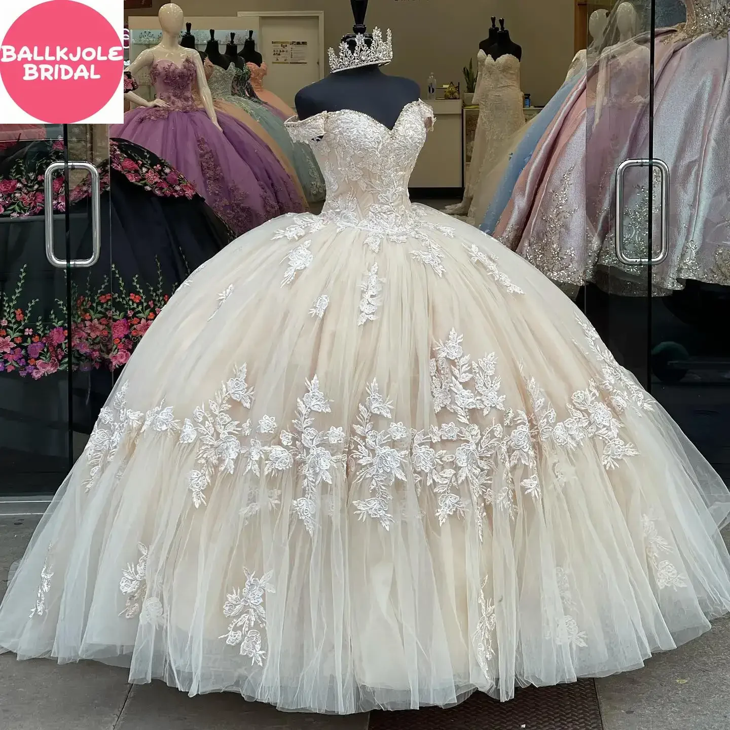Arabic Lace Ball Gown Princess Wedding Dresses 2025 Tulle Appliqued Bridal Gowns Long Sleeves Plus Size Vestidos De Noiva
Arabic Lace Ball Gown Princess Wedding Dresses 2025 Tulle Appliqued Bridal Gowns Long Sleeves Plus Size Vestidos De Noiva