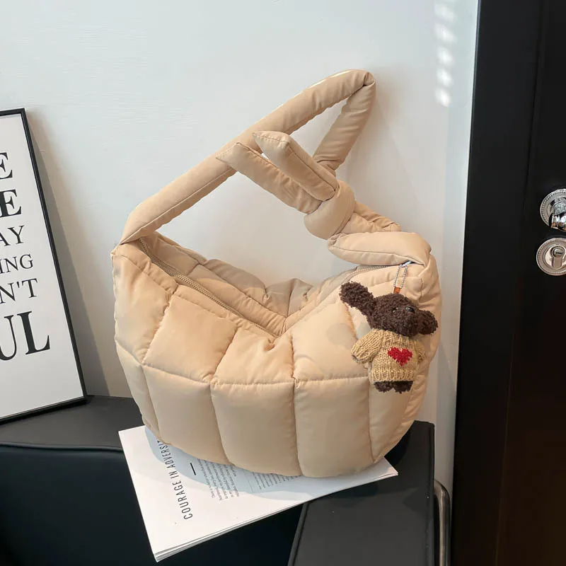 New cloud bag for winter travel, crossbody bag, dumpling bag, casual and relaxed shoulder bag, lightweight puffy bag
New cloud bag for winter travel, crossbody bag, dumpling bag, casual and relaxed shoulder bag, lightweight puffy bag