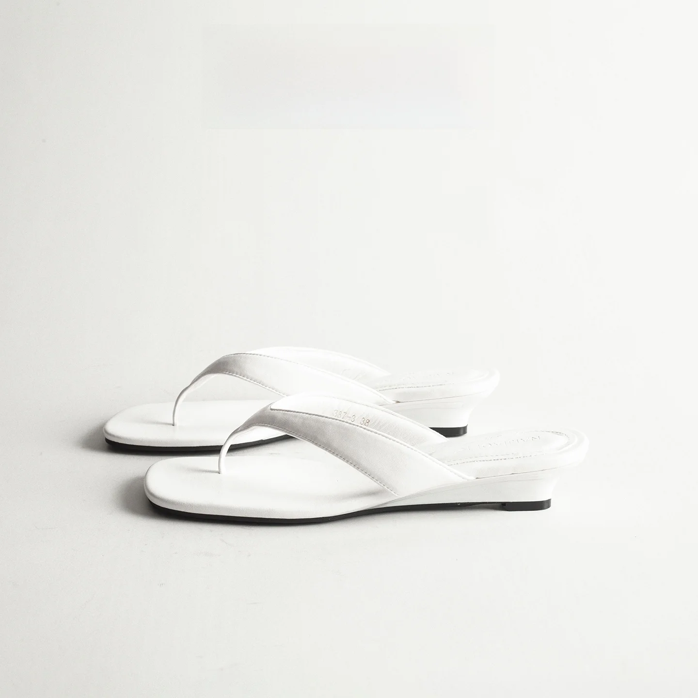 Simple Slope Heel Thong Sandals Women Summer Outdoor Fashionable Personality Anti-Slip Beach Cool Slippers Sandals
Simple Slope Heel Thong Sandals Women Summer Outdoor Fashionable Personality Anti-Slip Beach Cool Slippers Sandals