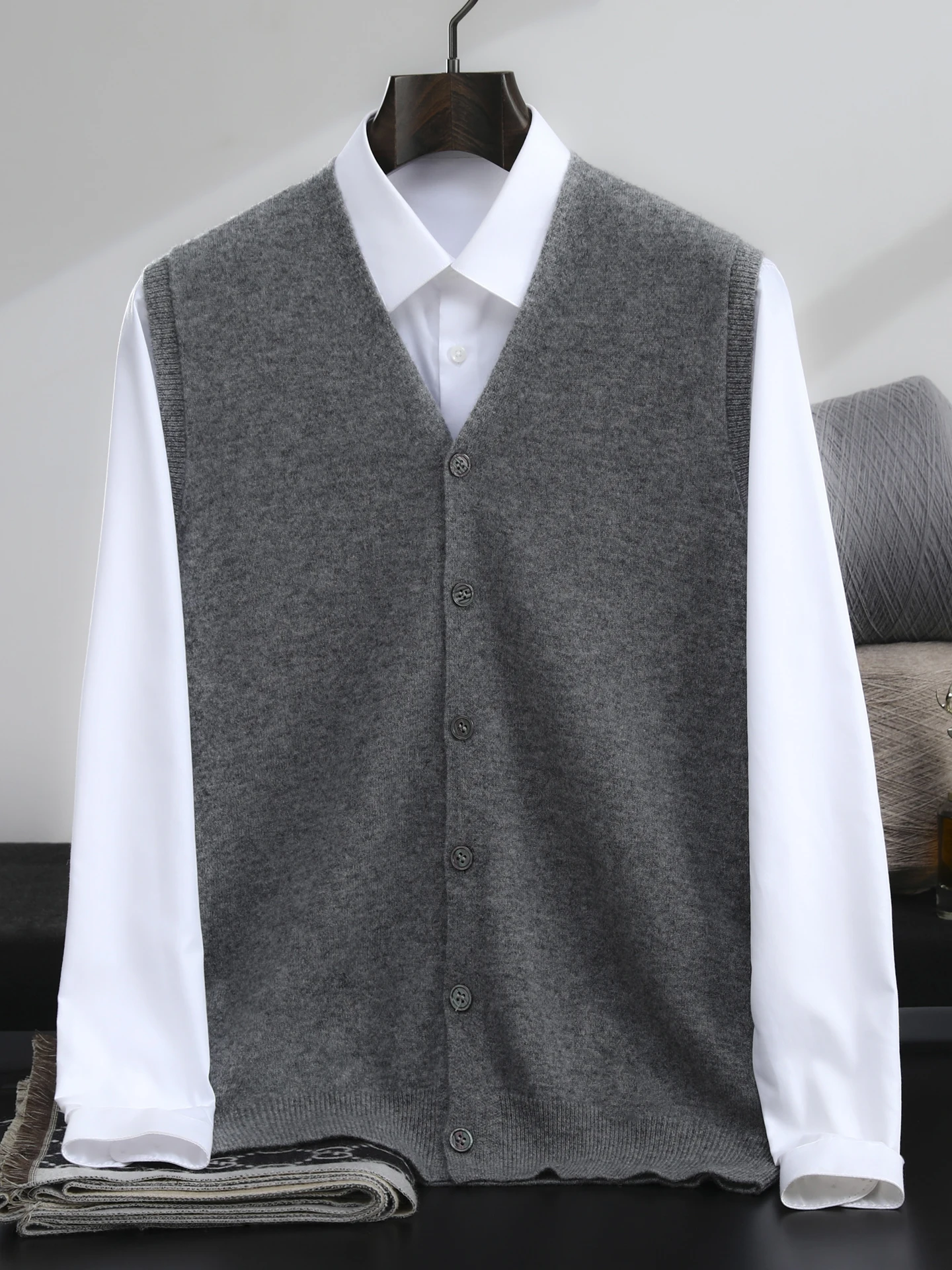 Men's pure cashmere cardigan with loose V-neck button sweater vest casual business knit cashmere shoulder
Men's pure cashmere cardigan with loose V-neck button sweater vest casual business knit cashmere shoulder