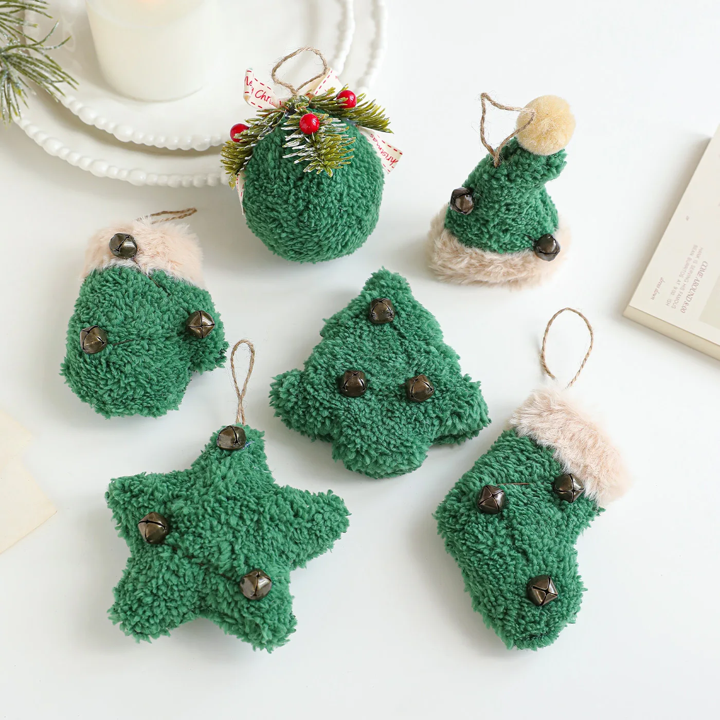 Зеленый необработанный край, плюшевая тканевая подвеска, белый край, подвеска в виде рождественской елки, украшение в виде колокольчика со звездой, мультяшная кукла
Зеленый необработанный край, плюшевая тканевая подвеска, белый край, подвеска в виде рождественской елки, украшение в виде колокольчика со звездой, мультяшная кукла