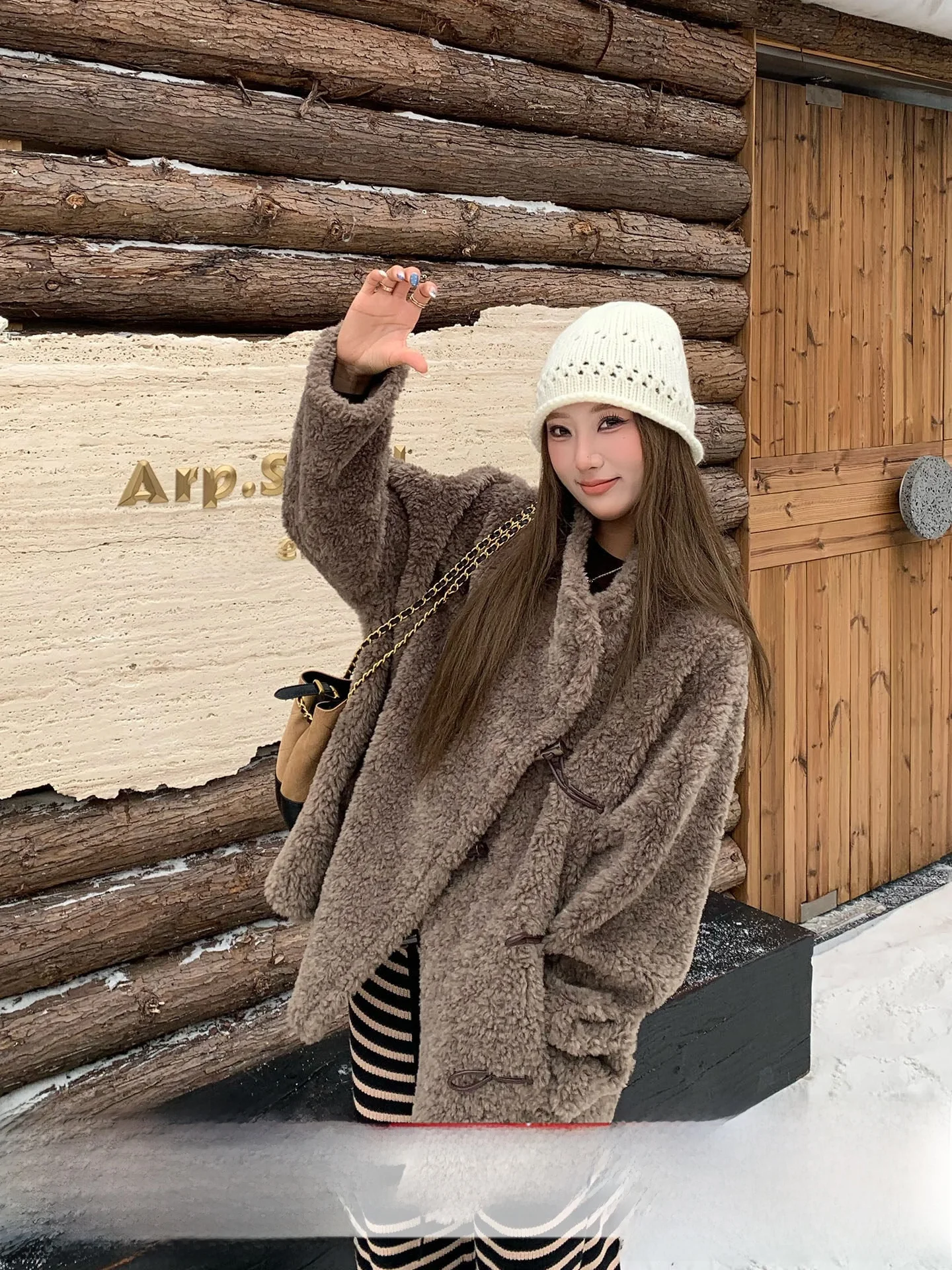 Двусторонняя женская зимняя теплая куртка из искусственного меха, мягкая, приталенная, повседневная, с воротником-стойкой, длинными рукавами, из полиэфирного волокна
Двусторонняя женская зимняя теплая куртка из искусственного меха, мягкая, приталенная, повседневная, с воротником-стойкой, длинными рукавами, из полиэфирного волокна