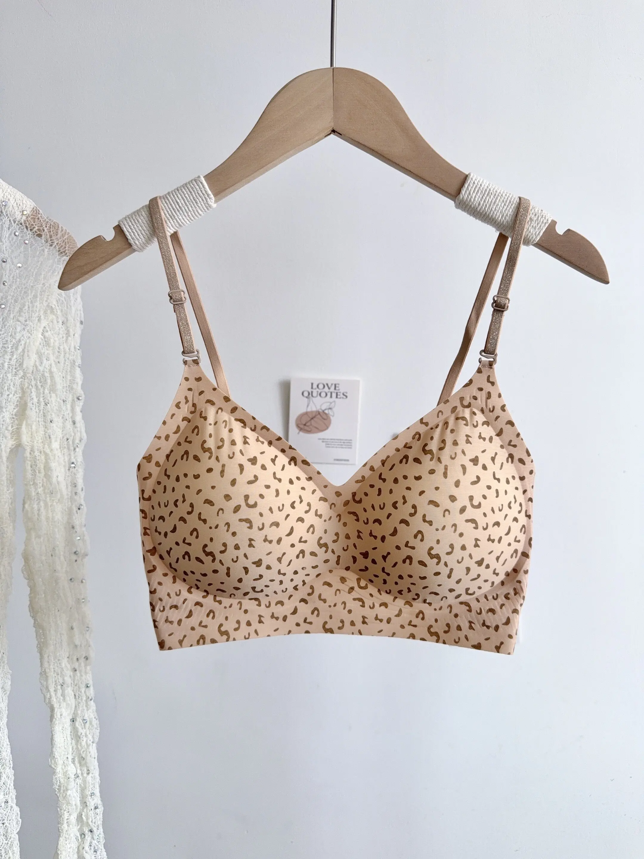 Seamless Back Beauty Push-Up Bra, Thin Comfortable Wireless Halter Thin Strap U-Back Sexy Brassiere
Seamless Back Beauty Push-Up Bra, Thin Comfortable Wireless Halter Thin Strap U-Back Sexy Brassiere