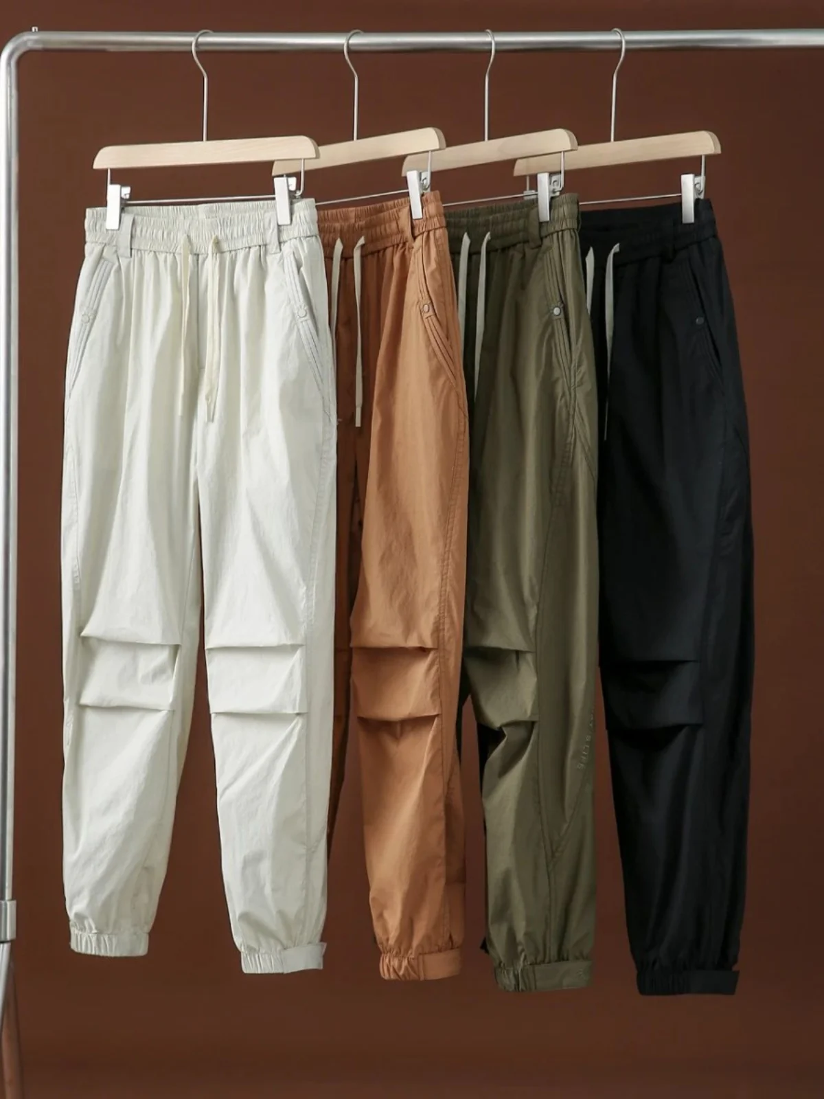 Повседневные свободные брюки для работы на открытом воздухе, весенне-летние мужские уличные брюки свободного кроя с манжетами, модный молодежный образ
Повседневные свободные брюки для работы на открытом воздухе, весенне-летние мужские уличные брюки свободного кроя с манжетами, модный молодежный образ