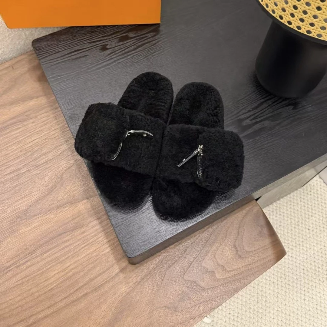 2026 Spring Summer New Women's Faux Fur Slides Cozy Thick Sole Sandals Warm Outdoor Slippers Trendy All-Matching Shoes
2026 Spring Summer New Women's Faux Fur Slides Cozy Thick Sole Sandals Warm Outdoor Slippers Trendy All-Matching Shoes