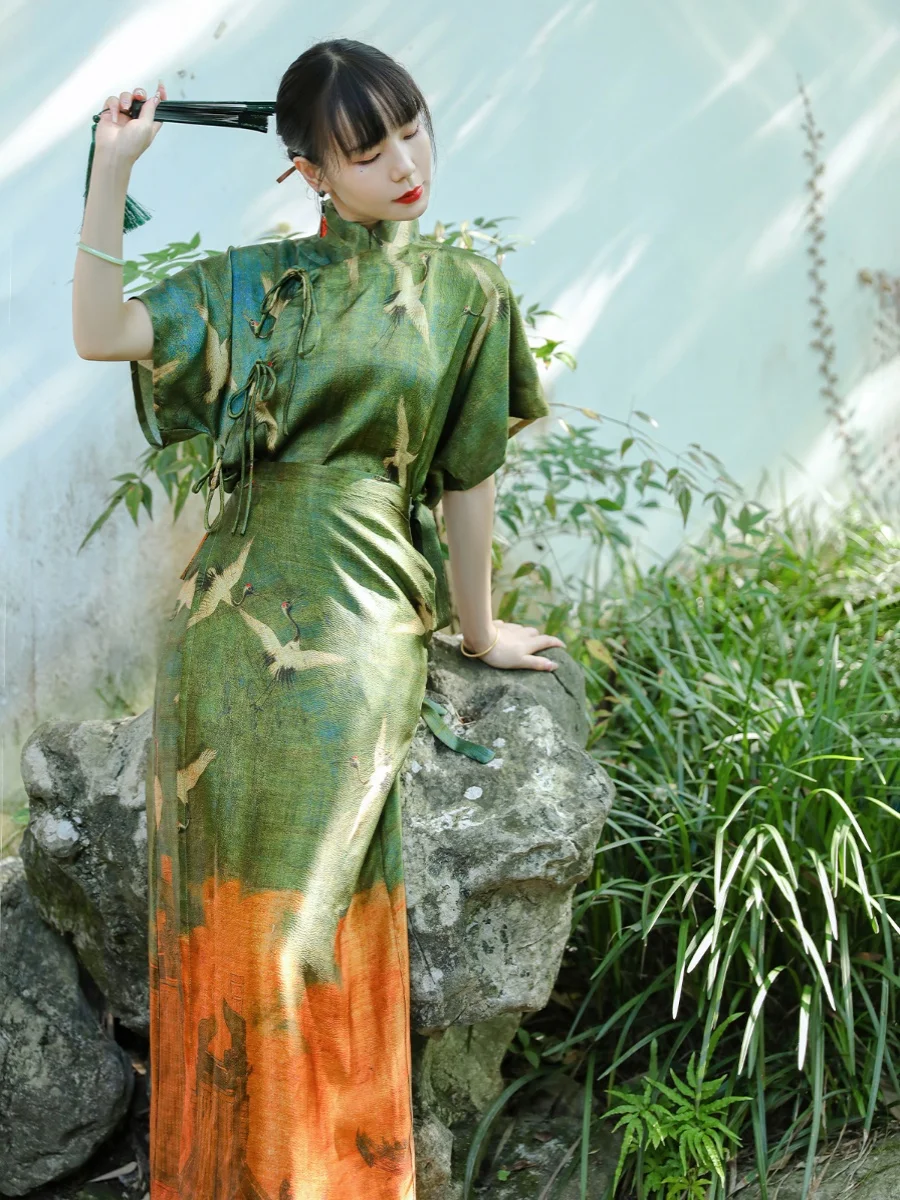 Оригинальный дизайнерский комплект из шелка: женский топ и юбка с цветочным принтом, летний модный комплект, женская одежда.
Оригинальный дизайнерский комплект из шелка: женский топ и юбка с цветочным принтом, летний модный комплект, женская одежда.