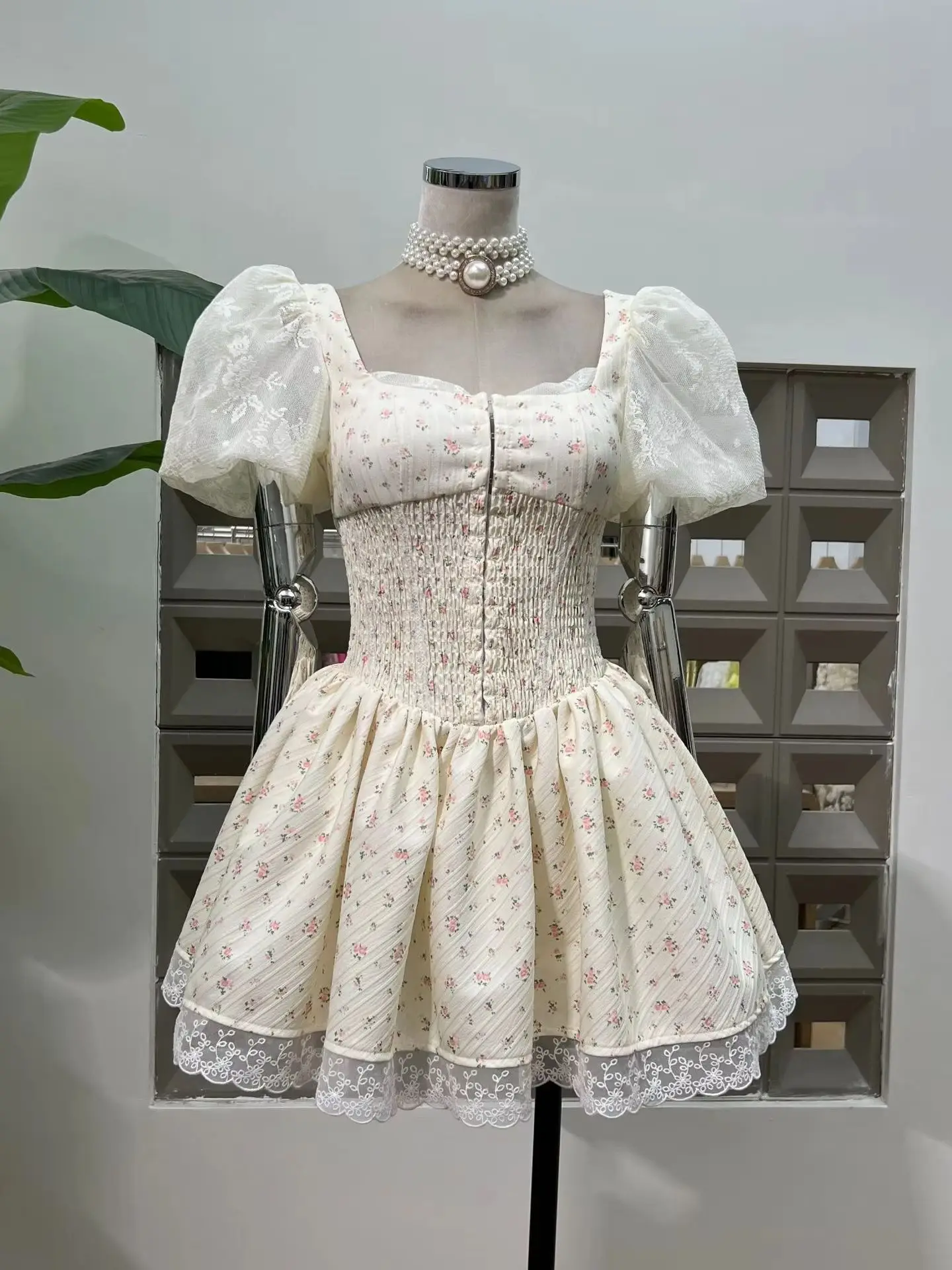 Designer Cute Floral Print Summer Women's Dresses New Puff Sleeve Dress High Waist Ruffled Backless A-Line Party Evening Gown
Designer Cute Floral Print Summer Women's Dresses New Puff Sleeve Dress High Waist Ruffled Backless A-Line Party Evening Gown