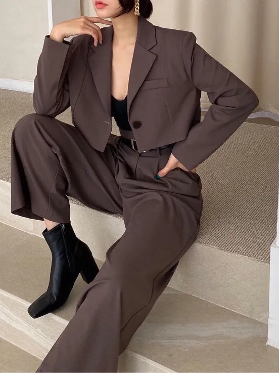 Chic Retro Lapel Short One Button Suit Jacket High Waist Wide Leg Pants Set Elegant Casual Workwear for Women
Chic Retro Lapel Short One Button Suit Jacket High Waist Wide Leg Pants Set Elegant Casual Workwear for Women