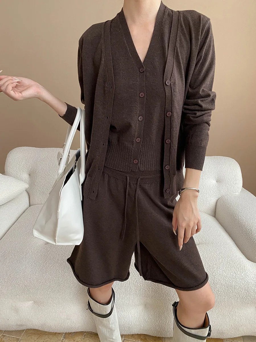 2025 модный весенне-осенний женский вязаный кардиган, жилет с лямкой на шее, шорты, комплект из трех предметов
2025 модный весенне-осенний женский вязаный кардиган, жилет с лямкой на шее, шорты, комплект из трех предметов