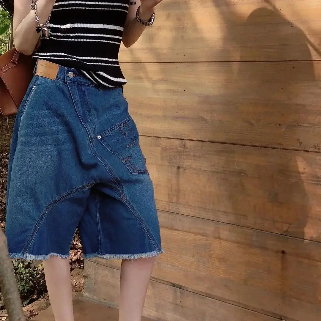 Denim Shorts With Irregular Pocket Raw Edges American Retro Niche Design Women Style 2024 Summer New Hot Girl Five-Quarter Pants
Denim Shorts With Irregular Pocket Raw Edges American Retro Niche Design Women Style 2024 Summer New Hot Girl Five-Quarter Pants