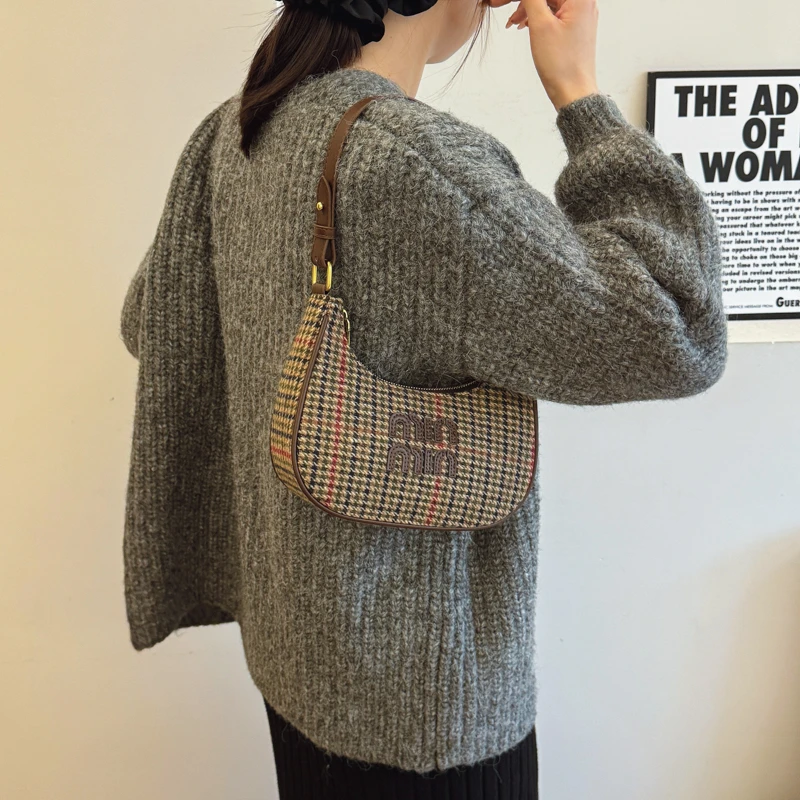 2025 SS Premium Top Handle Bag, Chic Convertible Crossbody Purse for Women, Minimalist Day to Night Tote, Structured Carryall
2025 SS Premium Top Handle Bag, Chic Convertible Crossbody Purse for Women, Minimalist Day to Night Tote, Structured Carryall