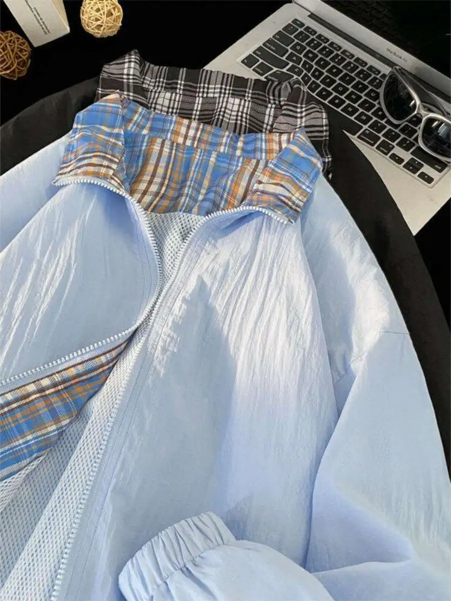 Летняя тонкая куртка для пар, быстросохнущая спортивная одежда, мужская свободная куртка из смесовой полиэстеровой ткани с отложным воротником, защита от солнца
Летняя тонкая куртка для пар, быстросохнущая спортивная одежда, мужская свободная куртка из смесовой полиэстеровой ткани с отложным воротником, защита от солнца