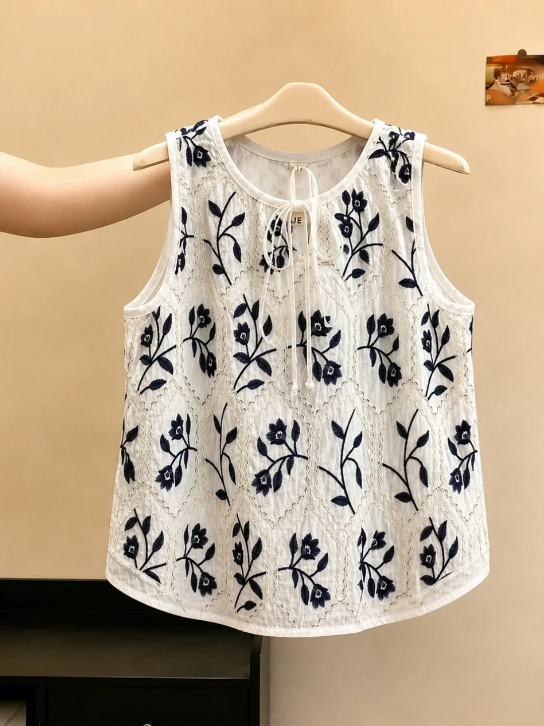 Floral Embroidery Design Loose Sleeveless Women's Vest 2026 Summer Fashionable Versatile Korean Style Silk Top round Neck
Floral Embroidery Design Loose Sleeveless Women's Vest 2026 Summer Fashionable Versatile Korean Style Silk Top round Neck