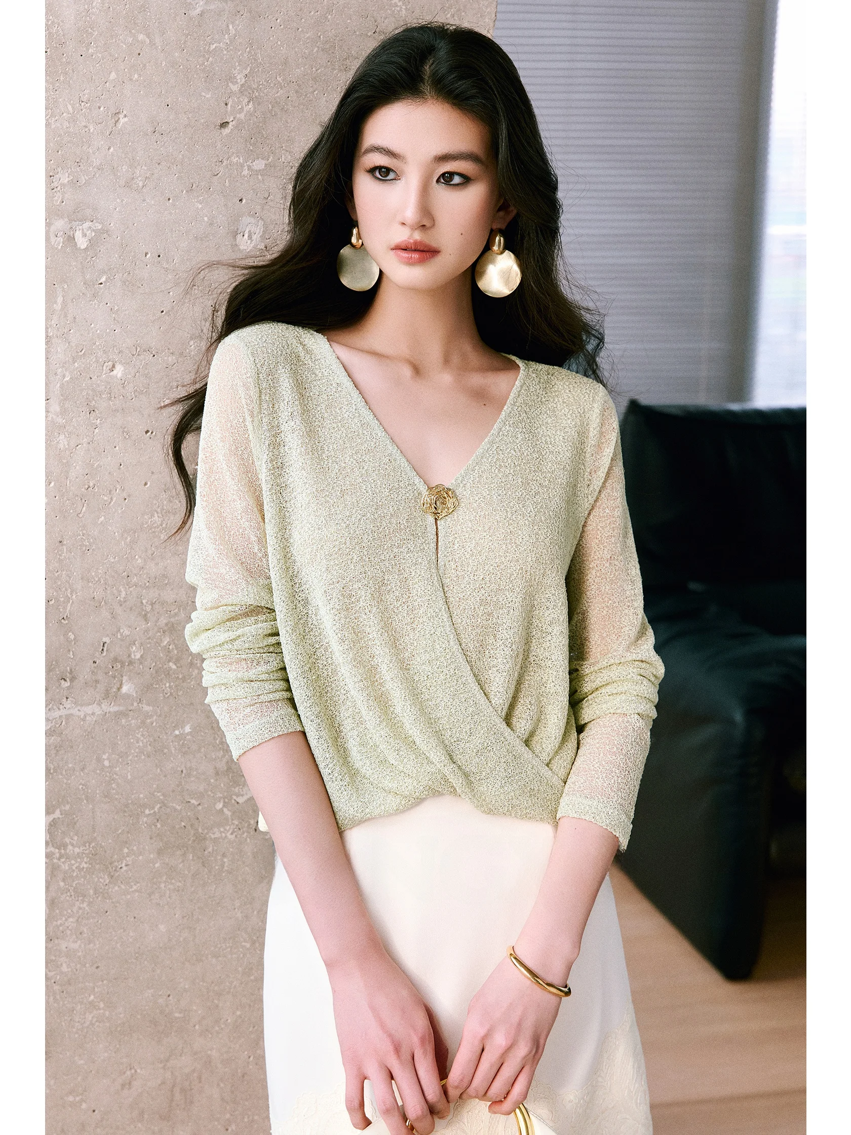 WANGXO Shiny Thread Knitted Long Sleeve V-Neck Overhead Shirt Hollow out Casual Style Women's T-Shirt Folded Hemline
WANGXO Shiny Thread Knitted Long Sleeve V-Neck Overhead Shirt Hollow out Casual Style Women's T-Shirt Folded Hemline