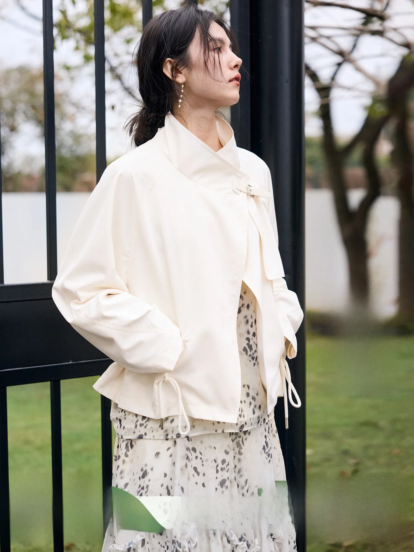 Женская короткая куртка HeyDress: весенний дизайн, с завязками на талии, воротник-стойка, белая, из полиэстера, на молнии
Женская короткая куртка HeyDress: весенний дизайн, с завязками на талии, воротник-стойка, белая, из полиэстера, на молнии