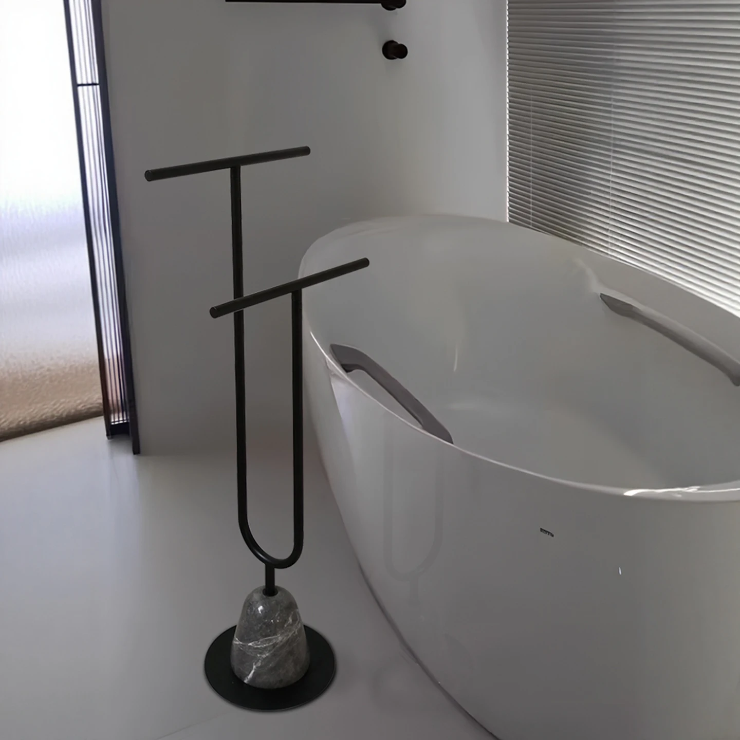Bathroom simple floor-to-ceiling bathtub side rack, toilet vertical non-punching U-shaped storage rack, hanging towel rack
Bathroom simple floor-to-ceiling bathtub side rack, toilet vertical non-punching U-shaped storage rack, hanging towel rack