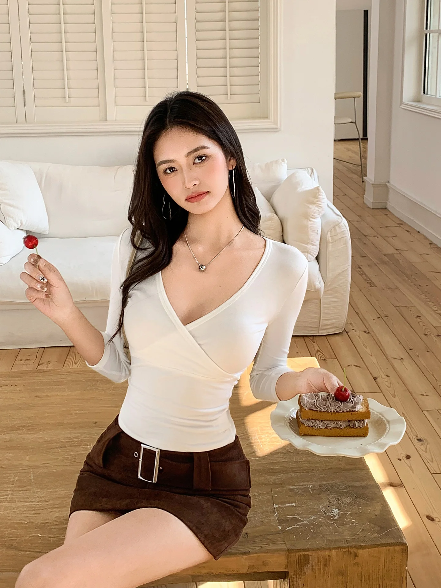 Женская приталенная трикотажная футболка с V-образным вырезом и перекрестной талией, рукав 3/4, весенняя, базовая, для ношения под одеждой, утягивающий топ
Женская приталенная трикотажная футболка с V-образным вырезом и перекрестной талией, рукав 3/4, весенняя, базовая, для ношения под одеждой, утягивающий топ