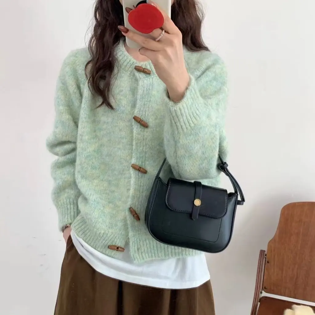 Женский нежный стильный вязаный кардиган с круглым вырезом и пуговицами, свитер, куртка, свободная, мягкая, восковая, универсальная, на осень-зиму 
Женский нежный стильный вязаный кардиган с круглым вырезом и пуговицами, свитер, куртка, свободная, мягкая, восковая, универсальная, на осень-зиму