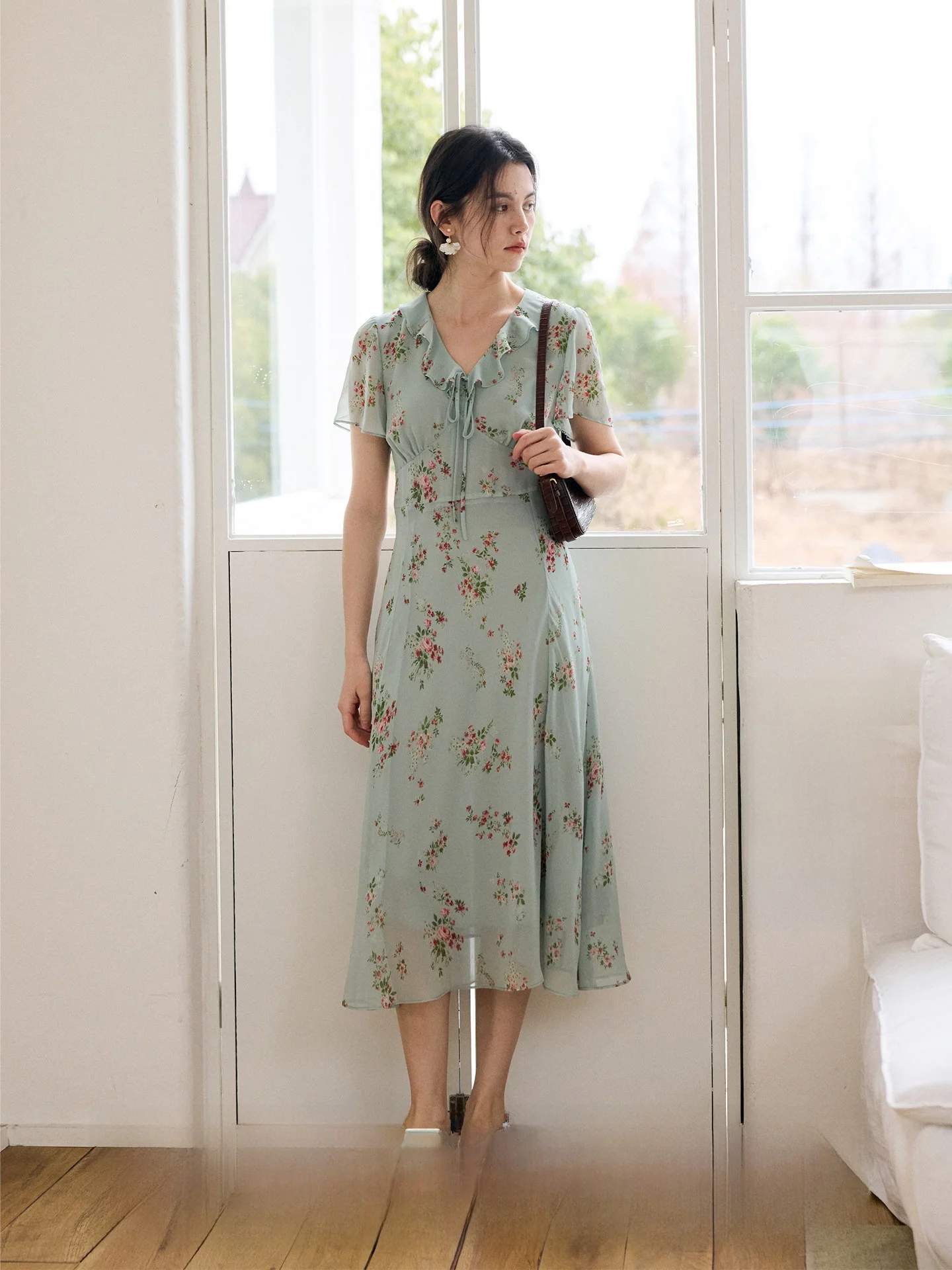 Летнее платье HeyDress с V-образным вырезом из шифона, женское, приталенное, из шелкового шифона, с боковыми разрезами, с завышенной талией, в деревенском стиле, с коротким рукавом
Летнее платье HeyDress с V-образным вырезом из шифона, женское, приталенное, из шелкового шифона, с боковыми разрезами, с завышенной талией, в деревенском стиле, с коротким рукавом