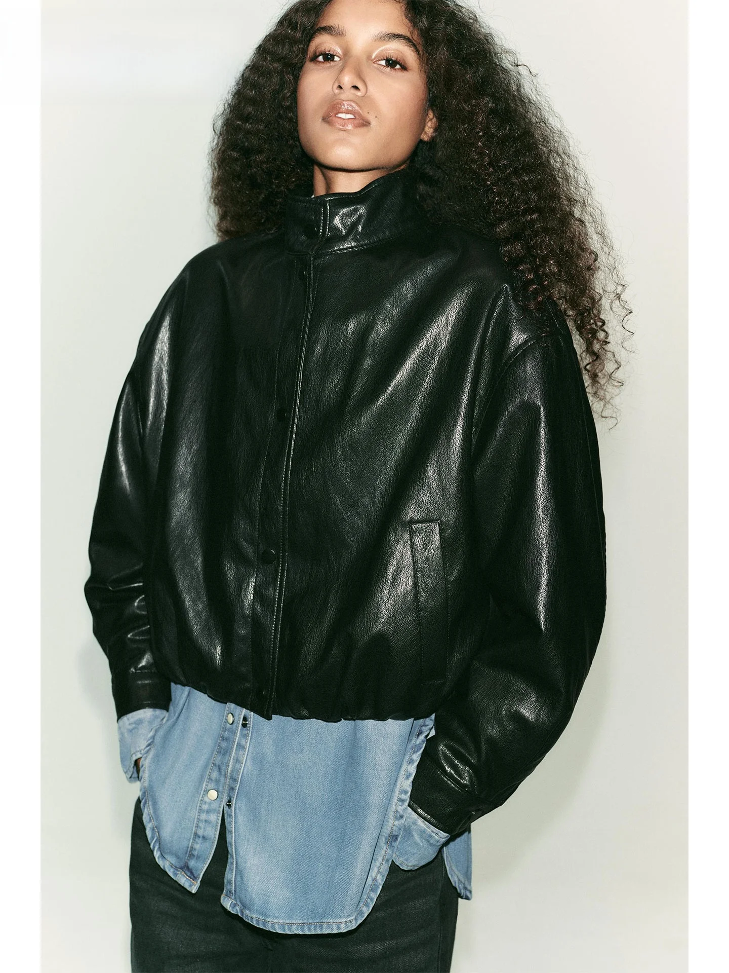 ZAPRHA крутая кожаная куртка-пилот, женская облегающая верхняя одежда с высоким воротником, длинное све, осеннее новое поступление
ZAPRHA крутая кожаная куртка-пилот, женская облегающая верхняя одежда с высоким воротником, длинное све, осеннее новое поступление