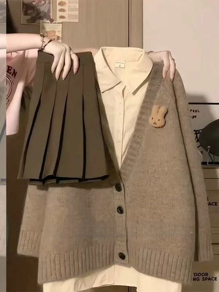Autumn Winter College Style Retro Knitted Open Cardigan Women's High Waist Pleated Skirt Fashionable Three Piece Set
Autumn Winter College Style Retro Knitted Open Cardigan Women's High Waist Pleated Skirt Fashionable Three Piece Set
