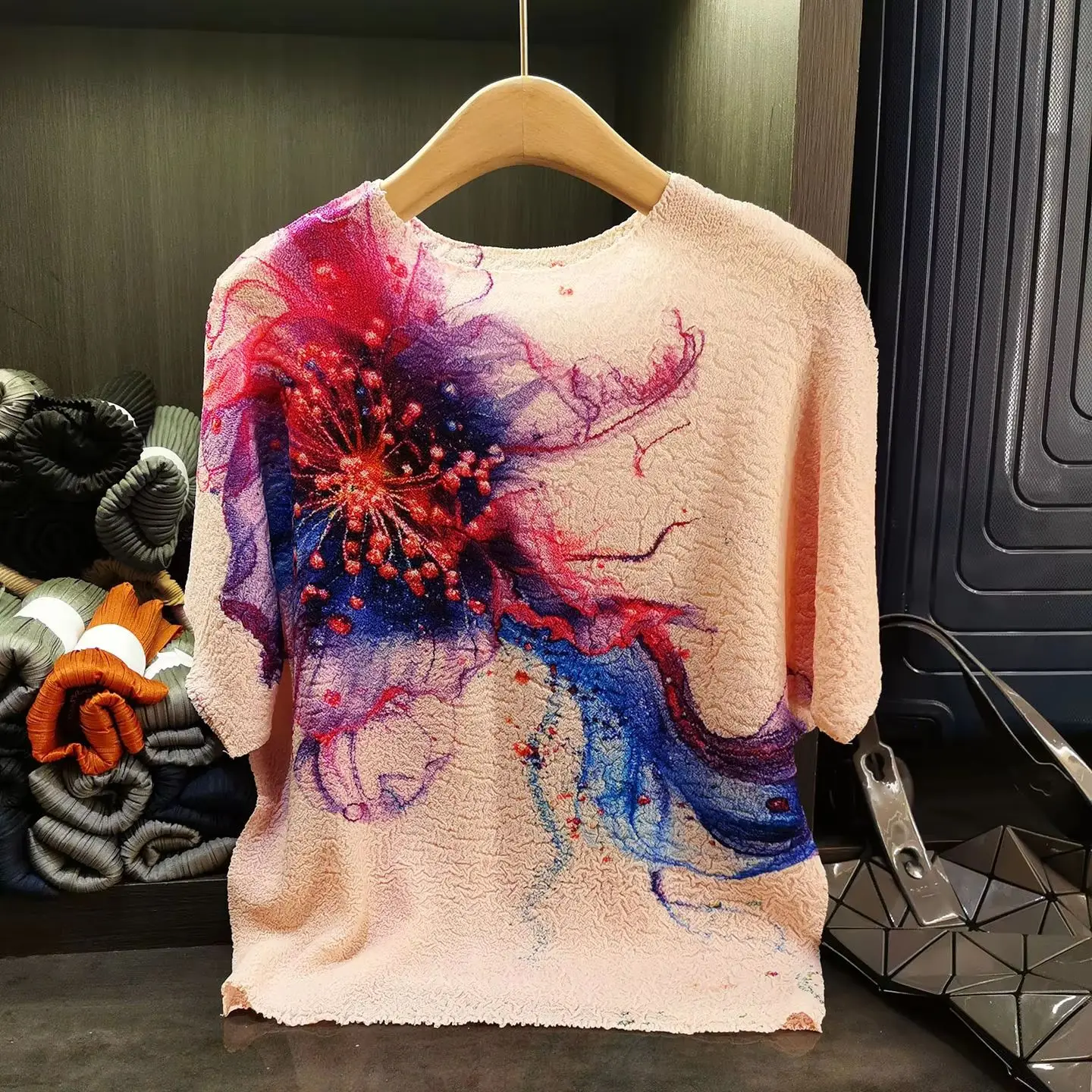 Miyake Summer New T-shirt High-quality Fashion Versatile Loose and Thin Age-reducing Artistic Round Neck Bat Sleeve Top Women
Miyake Summer New T-shirt High-quality Fashion Versatile Loose and Thin Age-reducing Artistic Round Neck Bat Sleeve Top Women