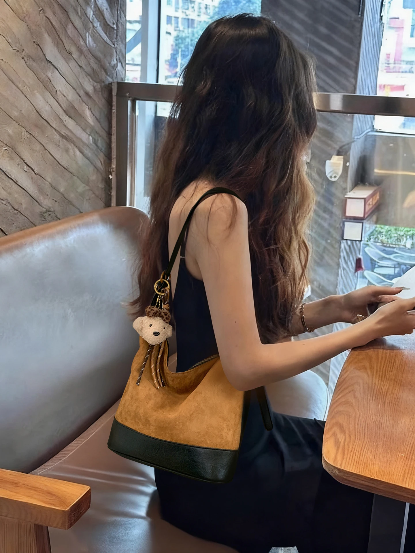 Женская сумка-тоут для повседневного использования, легкая, роскошная, с уникальным дизайном, премиум-класса, маленького размера, на одно плечо, для молодых женщин
Женская сумка-тоут для повседневного использования, легкая, роскошная, с уникальным дизайном, премиум-класса, маленького размера, на одно плечо, для молодых женщин