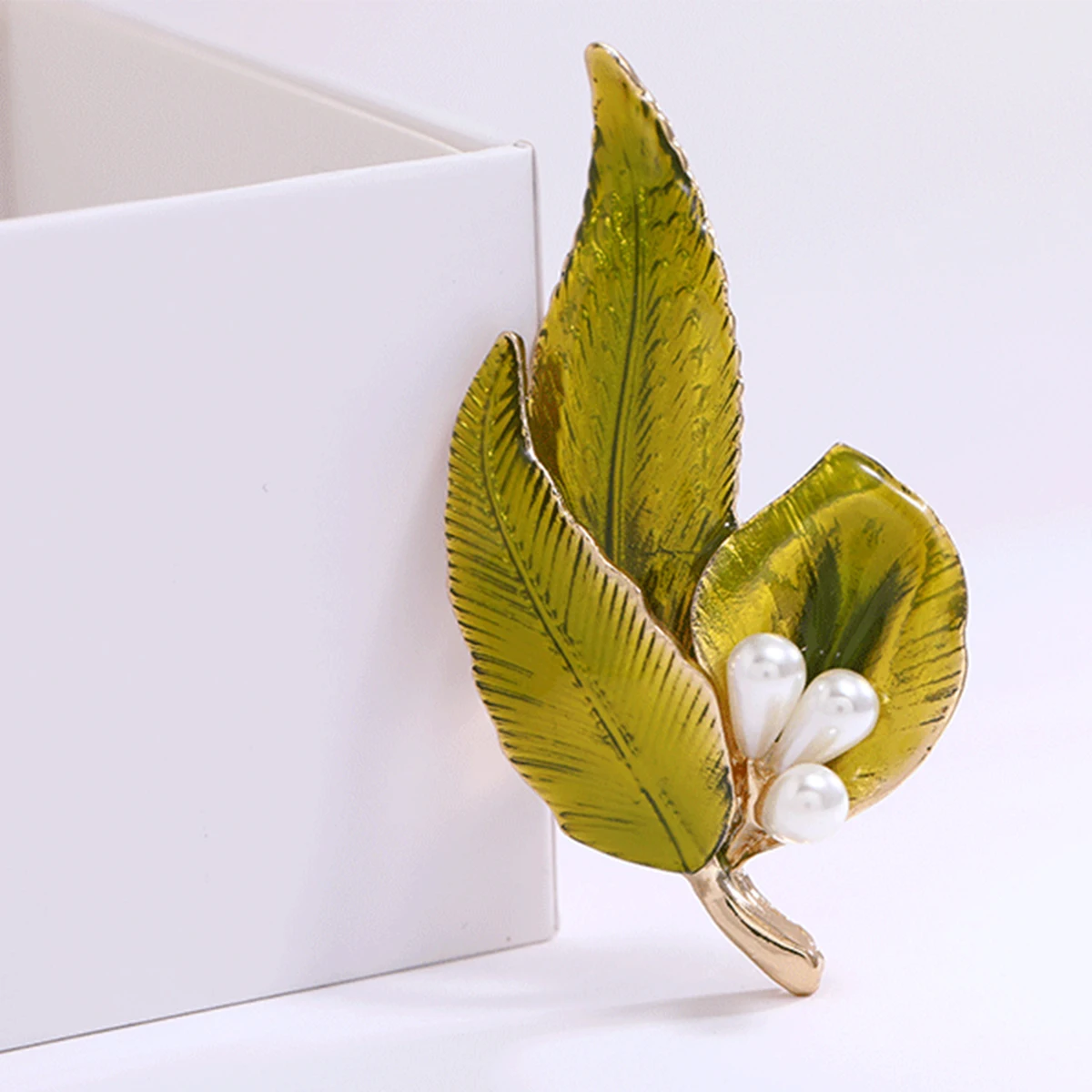Harong Leaves Pearl Enamel Pin Brooch Trendy Plant Lapel Coat Dress Bag Badge Jewelry Accessories Gifts for Women Men Party
Harong Leaves Pearl Enamel Pin Brooch Trendy Plant Lapel Coat Dress Bag Badge Jewelry Accessories Gifts for Women Men Party