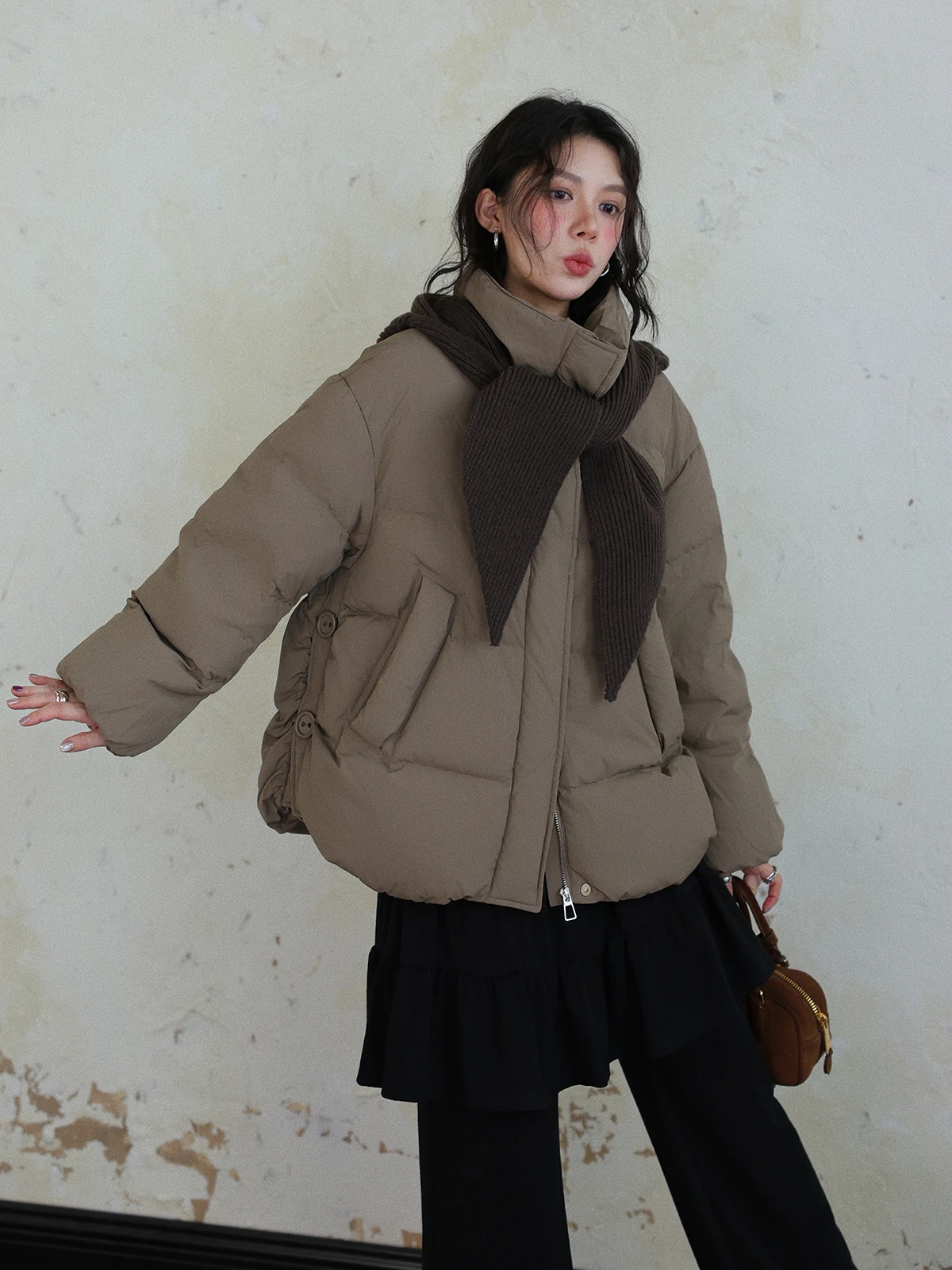 Женская ретро-куртка с длинными рукавами, воротником-стойкой, дизайном с шарфом на плечах, наполнителем из 90% пуха, теплая, толстая
Женская ретро-куртка с длинными рукавами, воротником-стойкой, дизайном с шарфом на плечах, наполнителем из 90% пуха, теплая, толстая