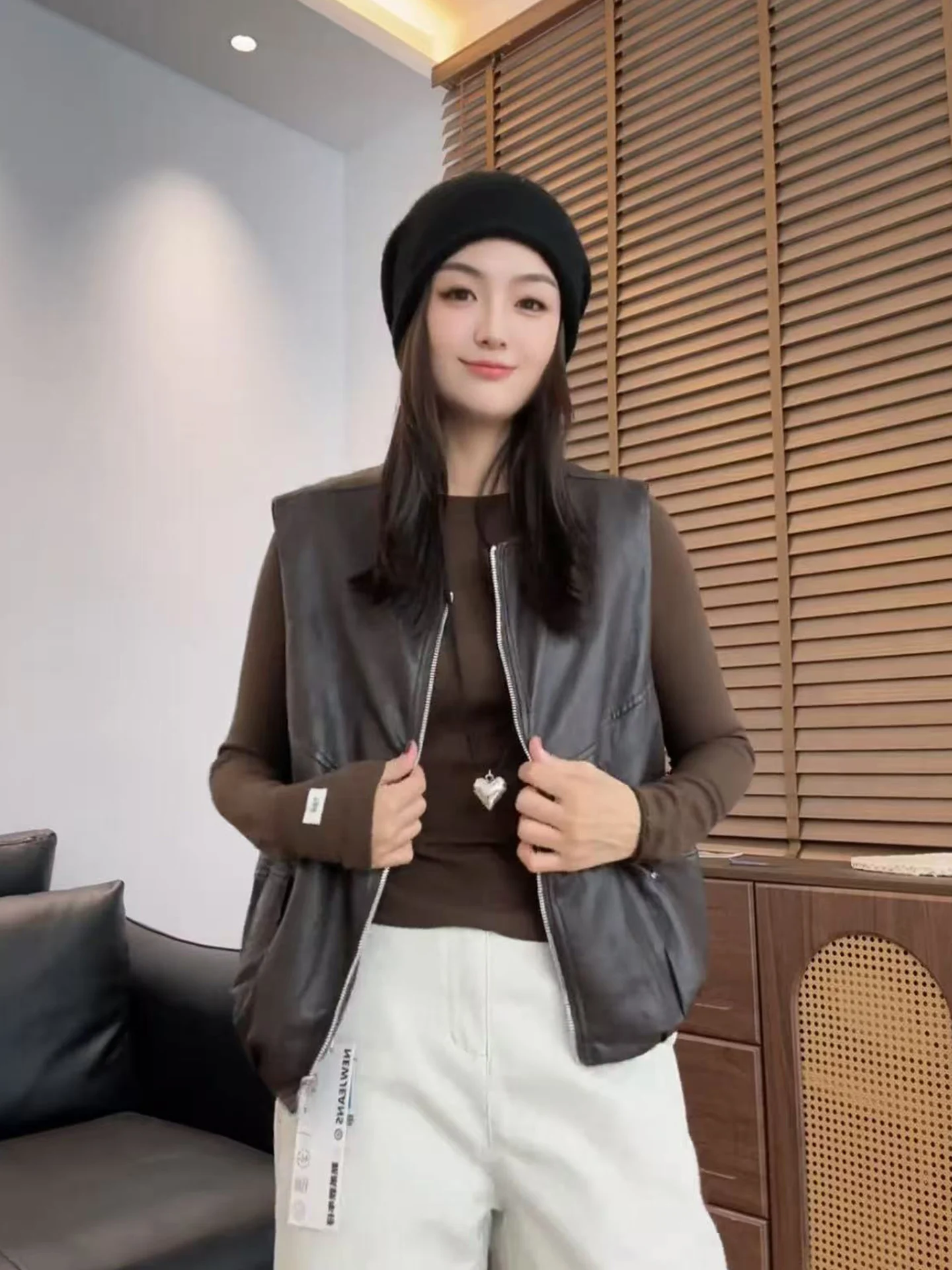 American Retro Leather Jaet Women's Svel Vest Small Size Casual Design Autumn New Sle V-ne Zipper Closure C...
American Retro Leather Jaet Women's Svel Vest Small Size Casual Design Autumn New Sle V-ne Zipper Closure C...