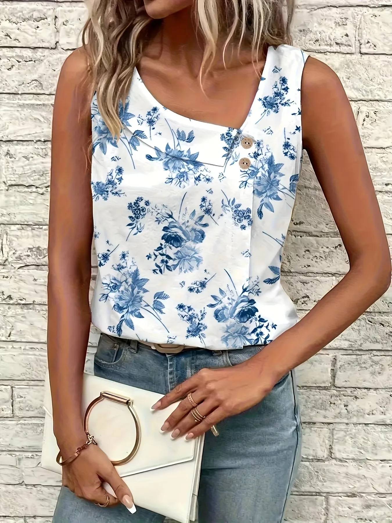 Женская майка с асимметричным вырезом и цветочным принтом — элегантная и повседневная блузка без рукавов с искусственными пуговицами, которую можно стирать в машине 
Женская майка с асимметричным вырезом и цветочным принтом — элегантная и повседневная блузка без рукавов с искусственными пуговицами, которую можно стирать в машине