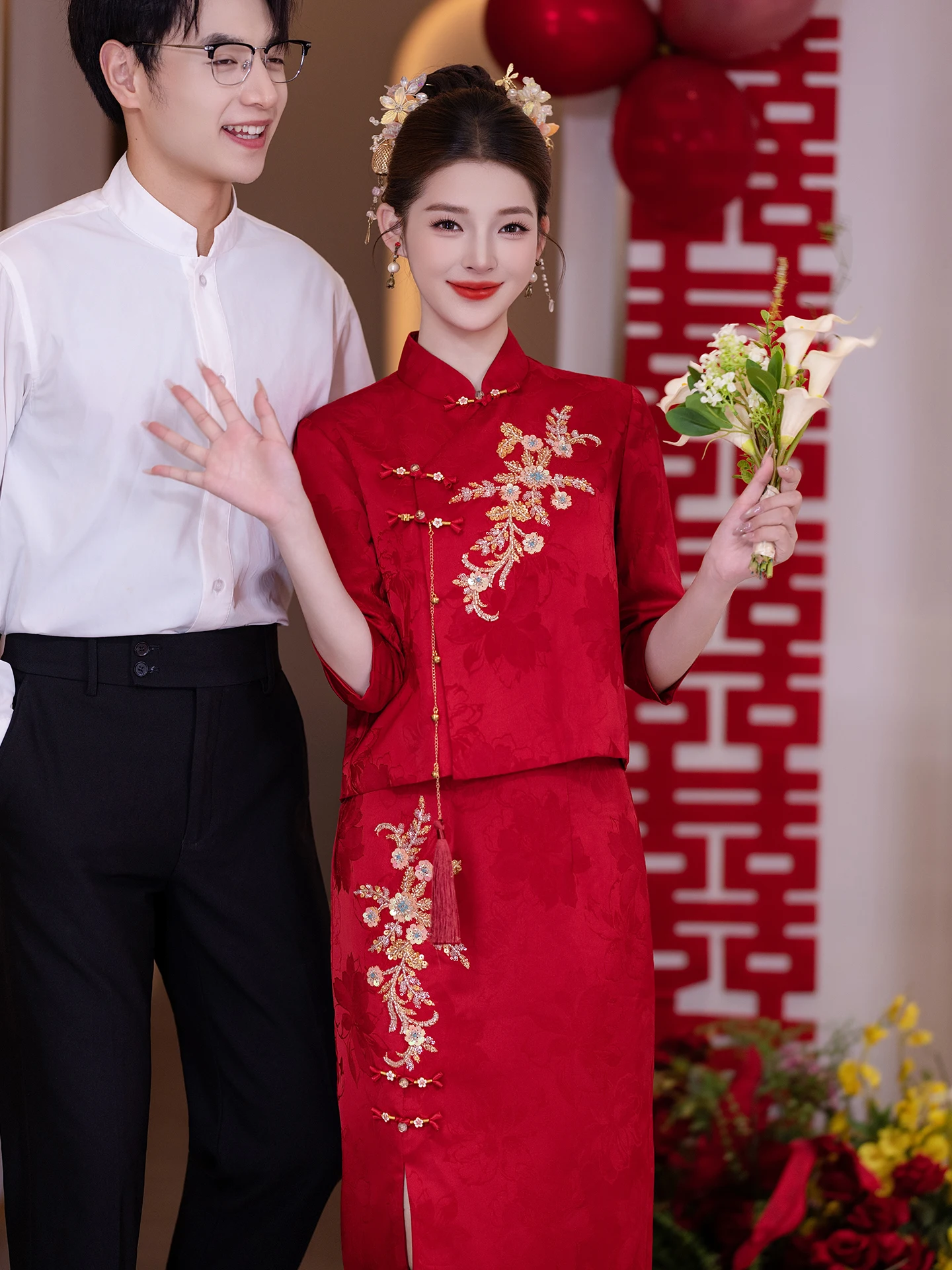 Красный свадебный костюм для церемонии помолвки, зимний, новый, в китайском стиле, для невесты, комплект из полиэфирного волокна
Красный свадебный костюм для церемонии помолвки, зимний, новый, в китайском стиле, для невесты, комплект из полиэфирного волокна