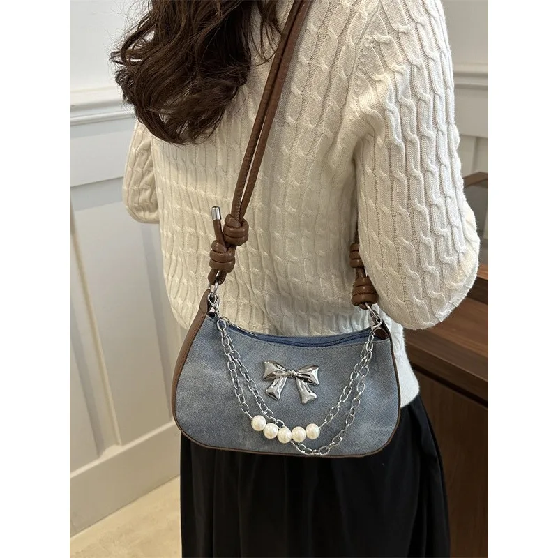 Роскошная сумка через плечо с жемчужной цепочкой, новая женская джинсовая сумка на плечо под мышками, изысканная универсальная сумка для вечеринок, модный тренд
Роскошная сумка через плечо с жемчужной цепочкой, новая женская джинсовая сумка на плечо под мышками, изысканная универсальная сумка для вечеринок, модный тренд