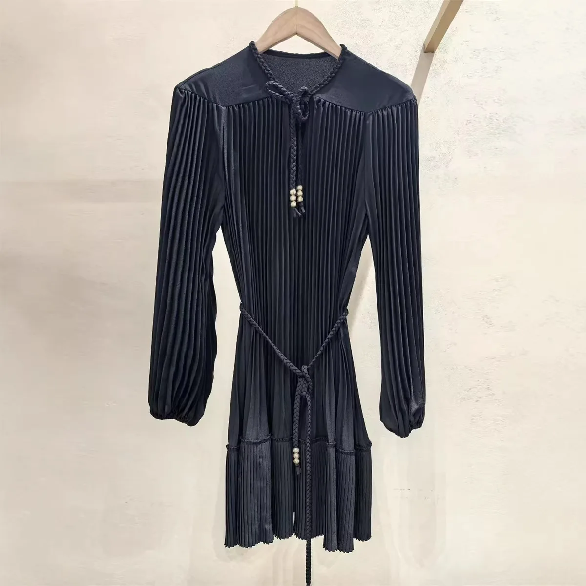 【Gift Free】2026 Early Spring French Style Black V Neck Pleated Tie Waist Long Sleeve Mini Dress for Women
【Gift Free】2026 Early Spring French Style Black V Neck Pleated Tie Waist Long Sleeve Mini Dress for Women