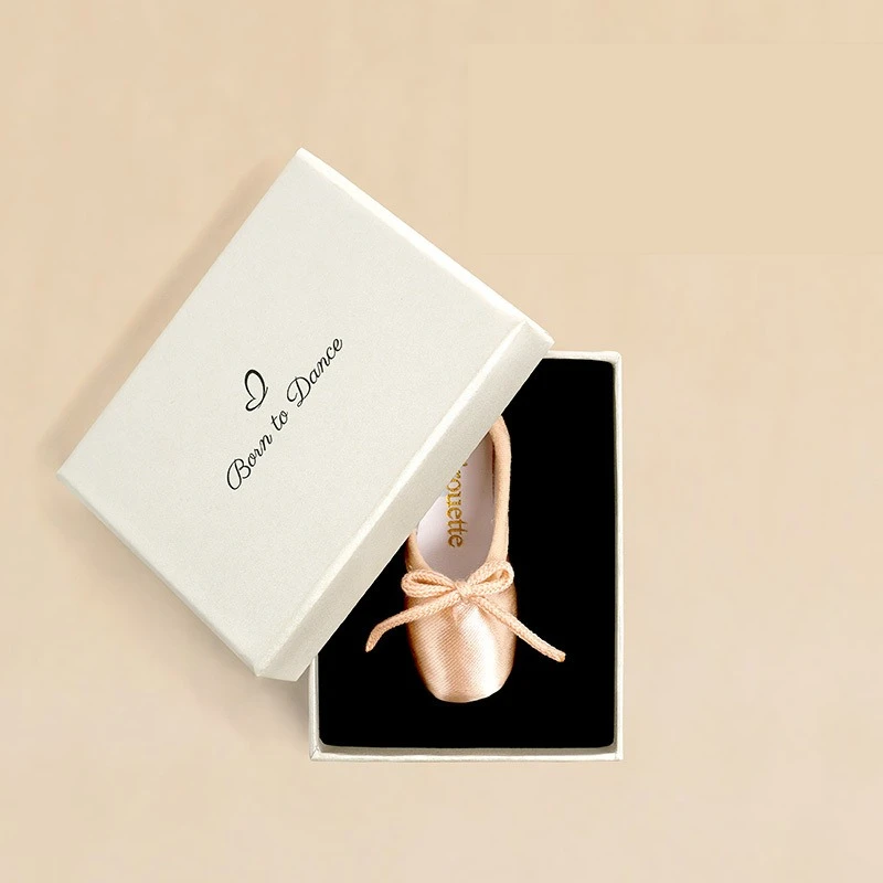 Handmade Mini Satin Pointe Shoes Keychain Cowhide Sole Keyring with Elegant Gift Box Ballet Accessories Pendant Gift for Dancers
Handmade Mini Satin Pointe Shoes Keychain Cowhide Sole Keyring with Elegant Gift Box Ballet Accessories Pendant Gift for Dancers