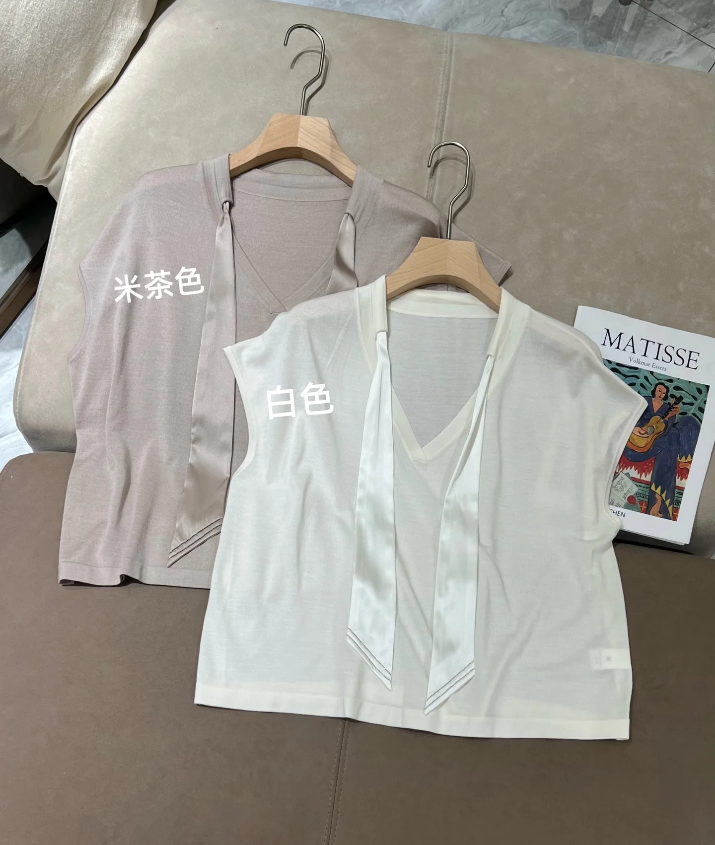 2026 Spring/Summer Collection: High-Quality Solid-Color Wool Short-Sleeve Knit Top for Women — Simple, Elegant, and Tie-Collar S
2026 Spring/Summer Collection: High-Quality Solid-Color Wool Short-Sleeve Knit Top for Women — Simple, Elegant, and Tie-Collar S
