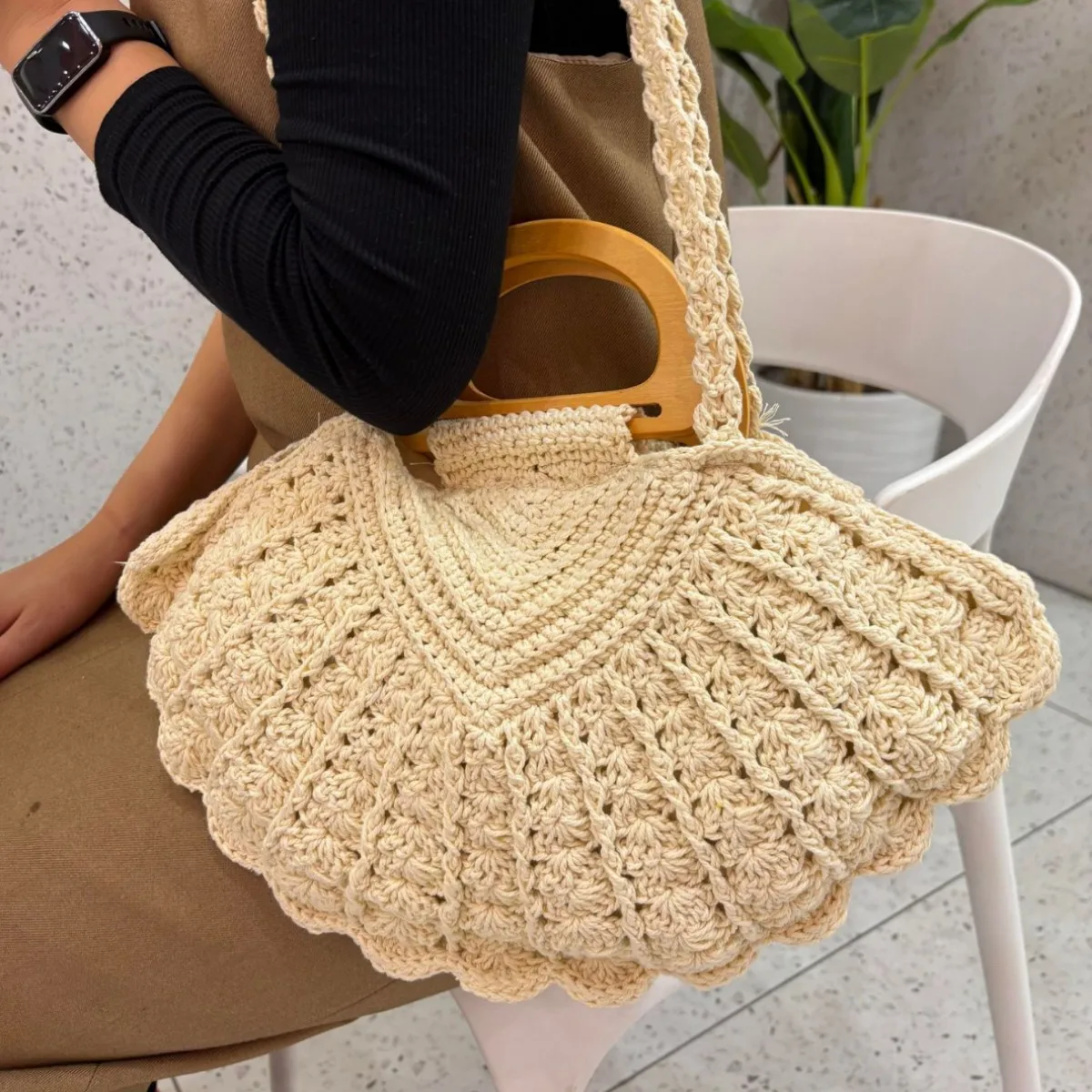 Креативные веерообразные тканые женские сумки на плечо с дизайном ракушки, женская сумка с деревянной ручкой, летняя пляжная сумка ручной работы с полой вязкой
Креативные веерообразные тканые женские сумки на плечо с дизайном ракушки, женская сумка с деревянной ручкой, летняя пляжная сумка ручной работы с полой вязкой