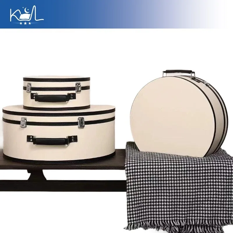 Leather Hat Storage Box High Grade Storage Suitcase Semi Round Hand Box Modern Home Decoration Display Ornament
Leather Hat Storage Box High Grade Storage Suitcase Semi Round Hand Box Modern Home Decoration Display Ornament
