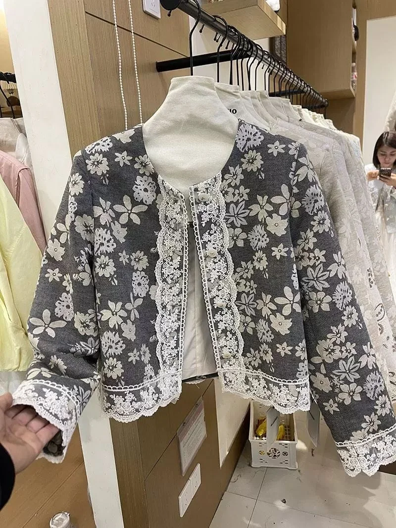 Женская весенне-осенняя винтажная куртка с цветочным принтом, кружевными вставками, элегантное пальто с круглым вырезом и однобортной застежкой
Женская весенне-осенняя винтажная куртка с цветочным принтом, кружевными вставками, элегантное пальто с круглым вырезом и однобортной застежкой